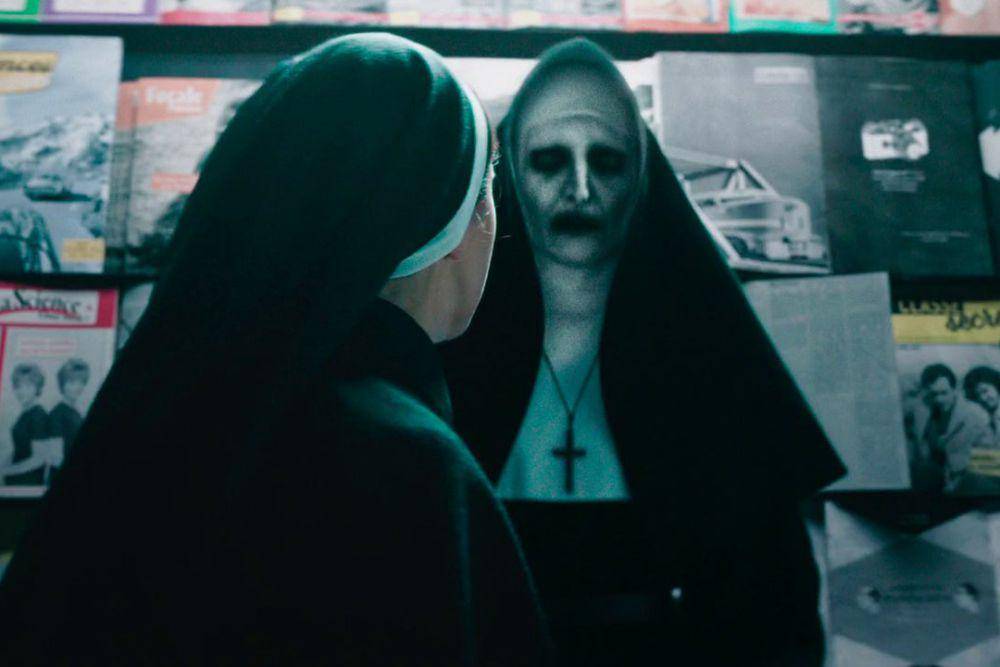 Taissa Farmiga dan Bonnie Aarons dalam film The Nun 2 (dok. New Line Cinema/The Nun 2)