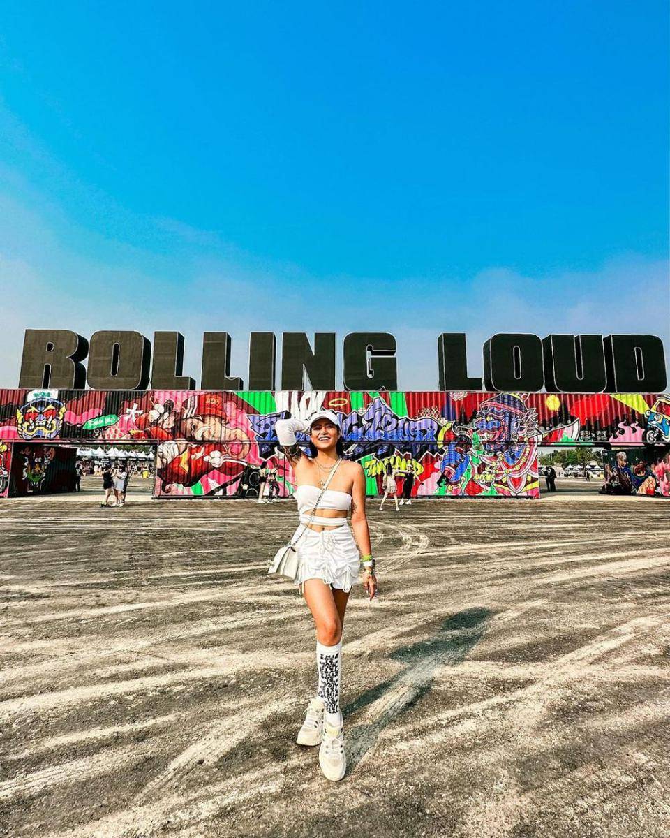 ide gaya ke konser ala Karin Novilda  (instagram.com/narinkovilda)