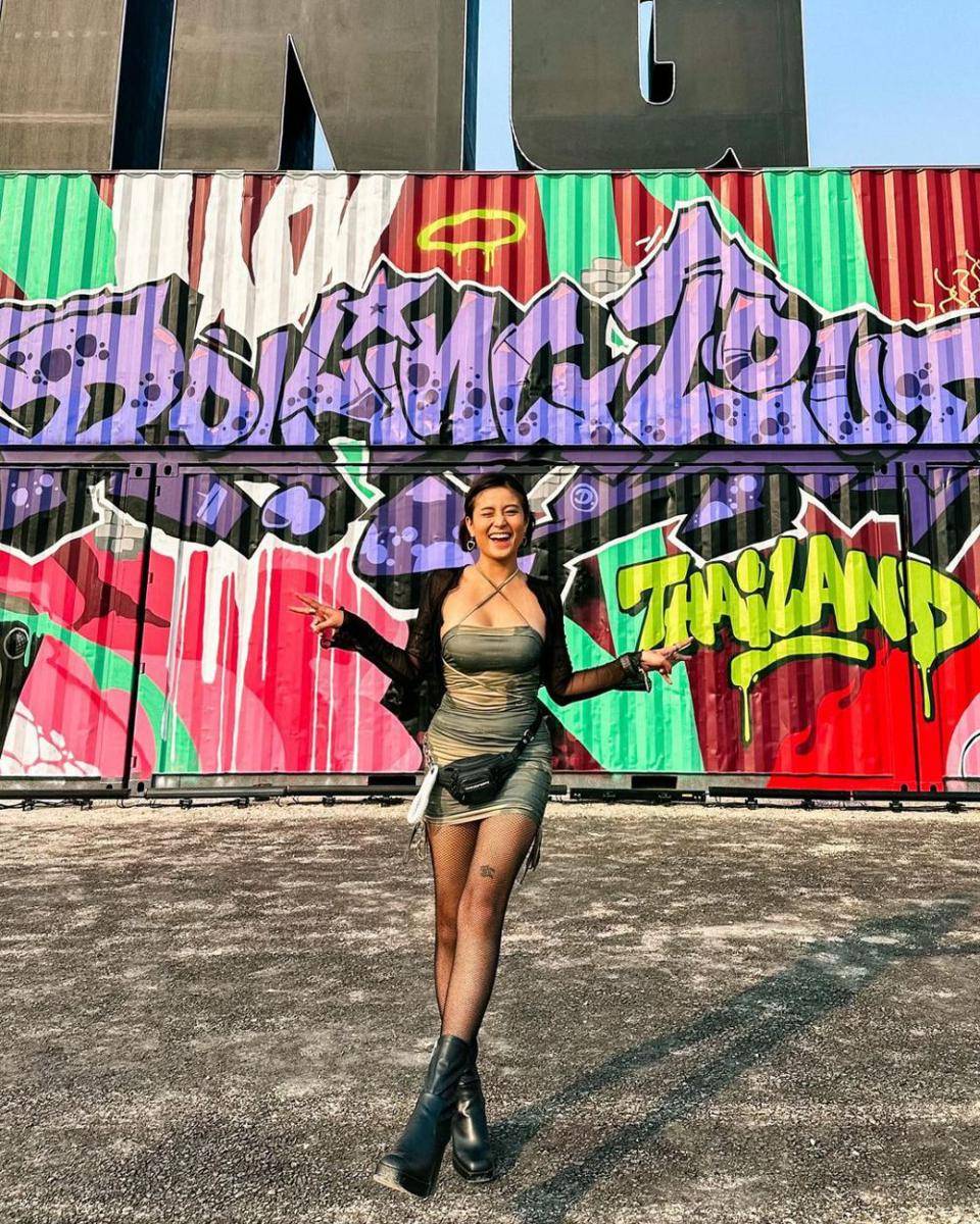 ide gaya ke konser ala Karin Novilda  (instagram.com/narinkovilda)