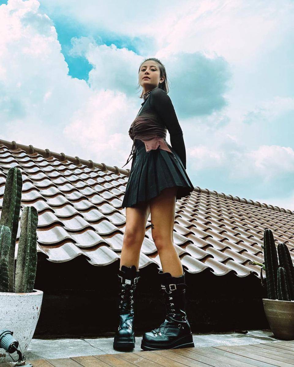 ide gaya ke konser ala Karin Novilda  (instagram.com/narinkovilda)