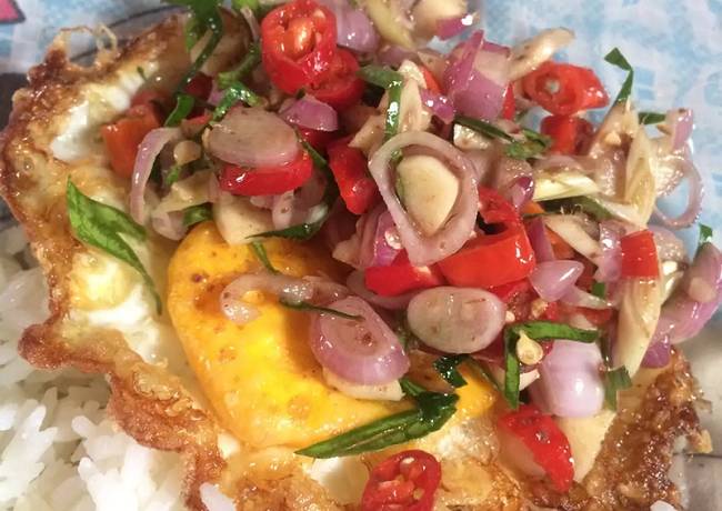 Ilustrasu telur ceplok sambal dabu-dabu (cookpad.com/mamayayakcooking)