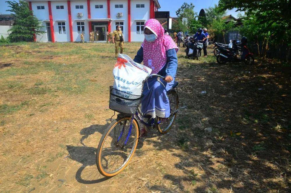 Ilustrasi warga membeli beras di operasi pasar. (dok. Bulog)