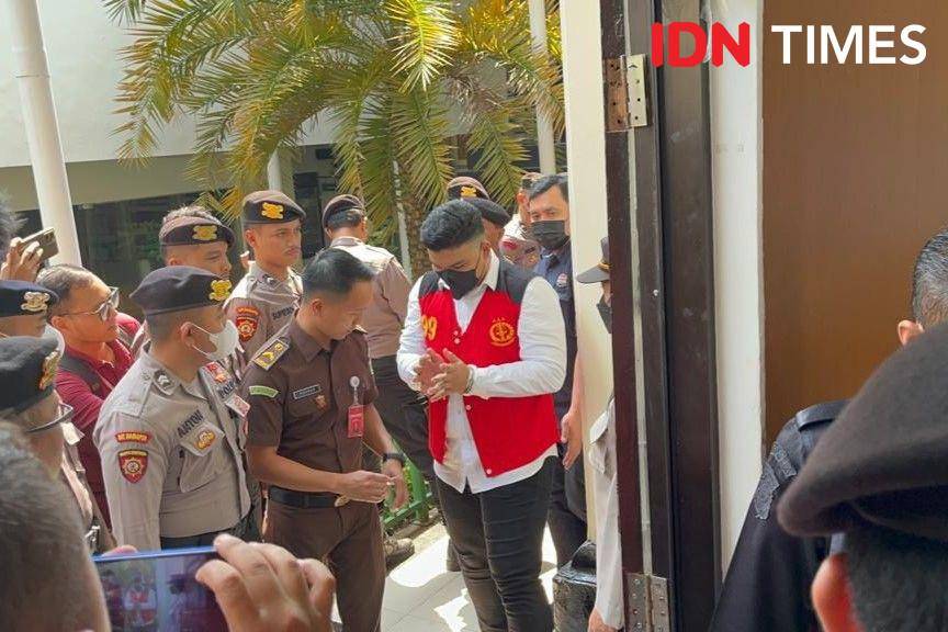 Shane Lukas masuki ruang sidang sebelum menjalani sidang vonis pada Kamis (7/9/2023). (IDN Times/Amir Faisol)