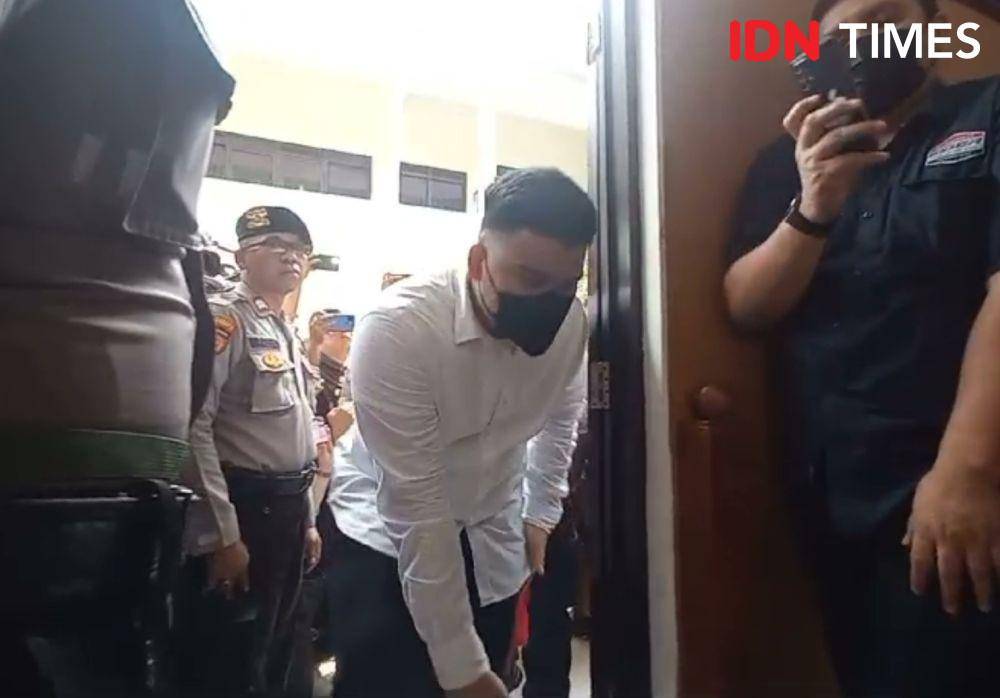 Shane Lukas masuki ruang sidang sebelum menjalani sidang vonis pada Kamis (7/9/2023). (IDN Times/Fauzan)