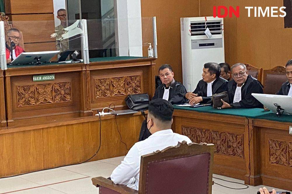 Shane Lukas saat jalani sidang vonis pada Kamis (7/9/2023). (IDN Times/Amir Faisol)
