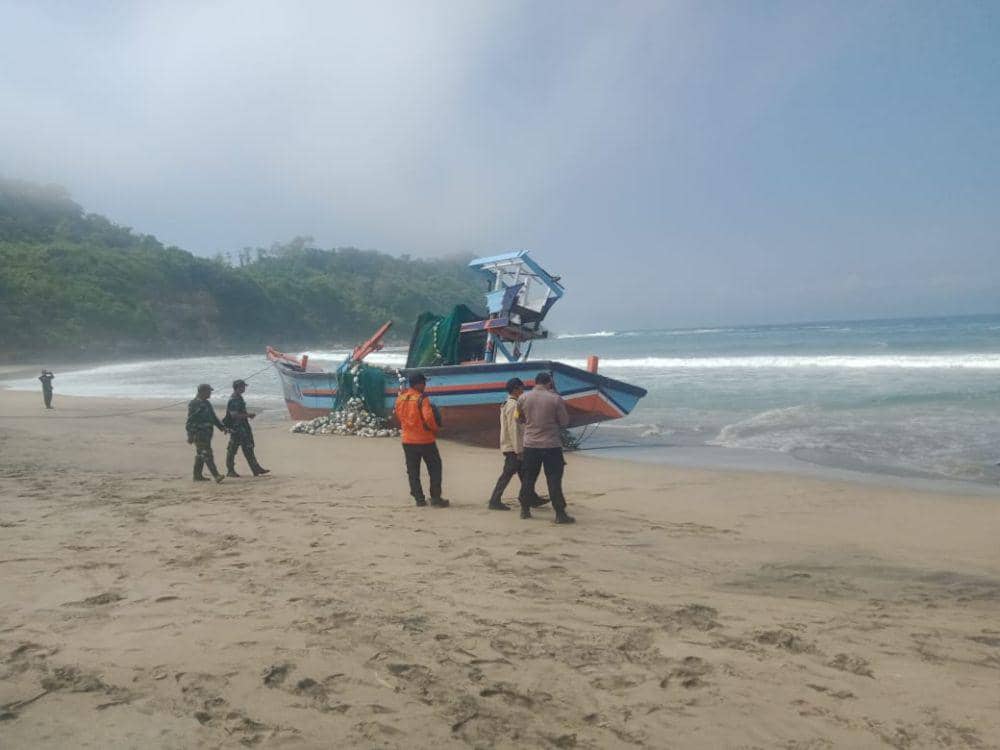 Cuaca Buruk, Delapan Nelayan asal Trenggalek Hilang di Pantai Blitar