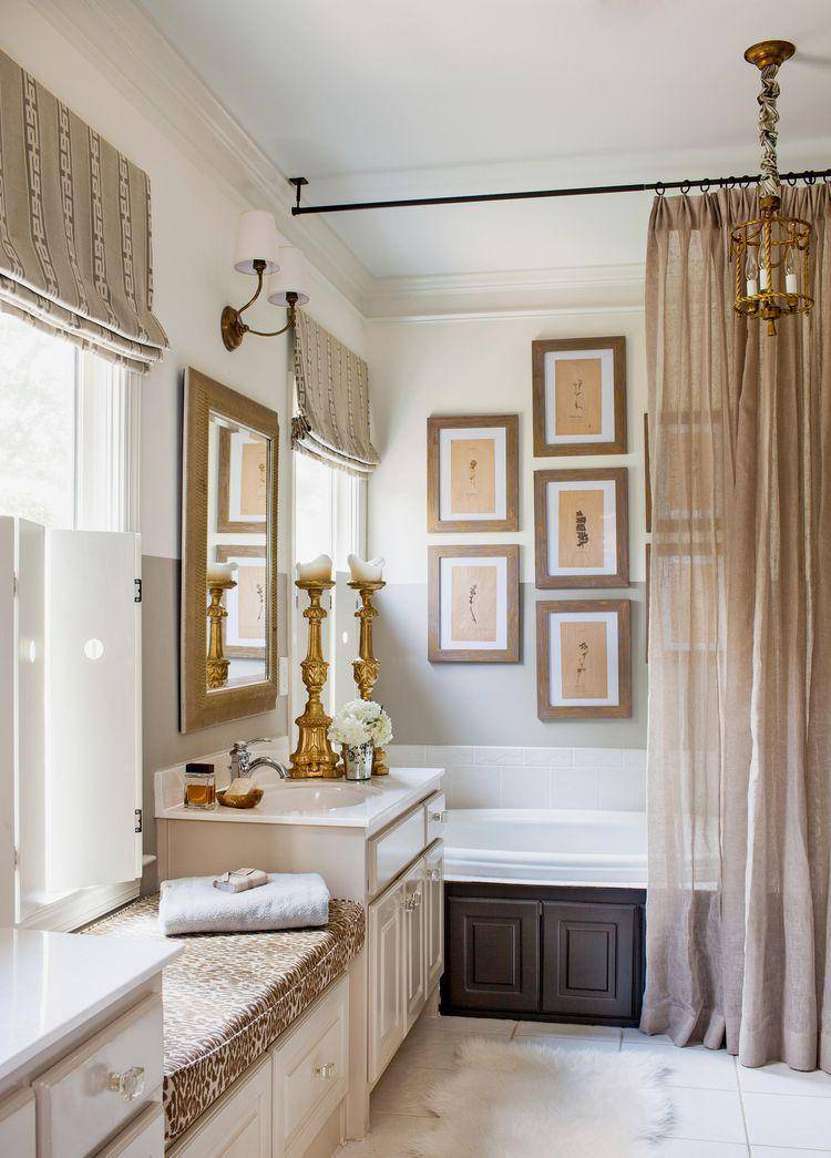 Desain kamar mandi bernuansa beige (bhg.com)