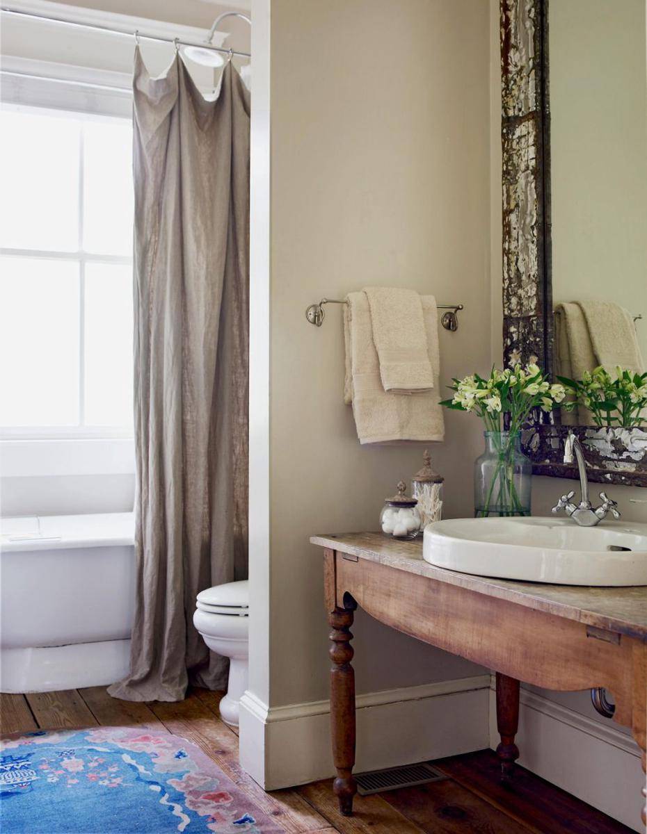 Desain kamar mandi bernuansa beige (bhg.com)