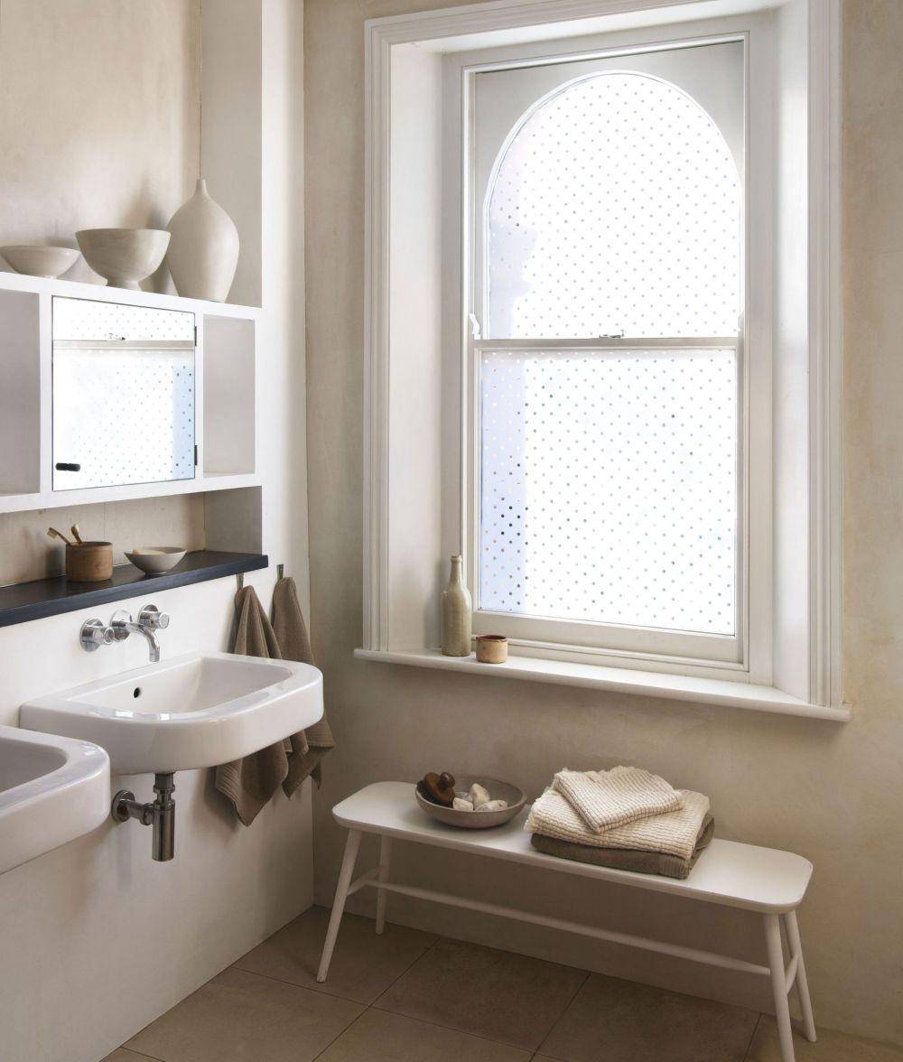 Desain kamar mandi bernuansa beige (idealhome.co.uk)