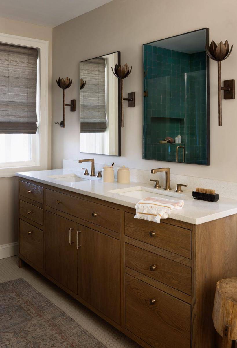 Desain kamar mandi bernuansa beige (homesandgardens.com)