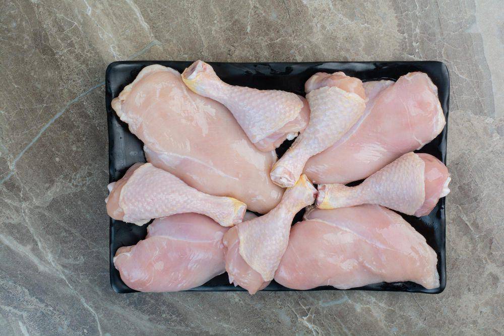 ilustrasi daging ayam (freepik.com/azerbaijan_stockers)