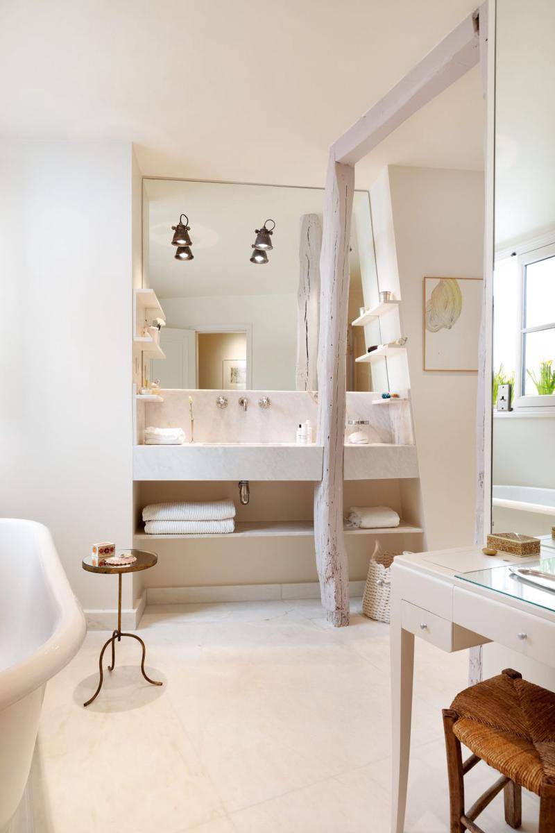 Desain kamar mandi bernuansa beige (homesandgardens.com)