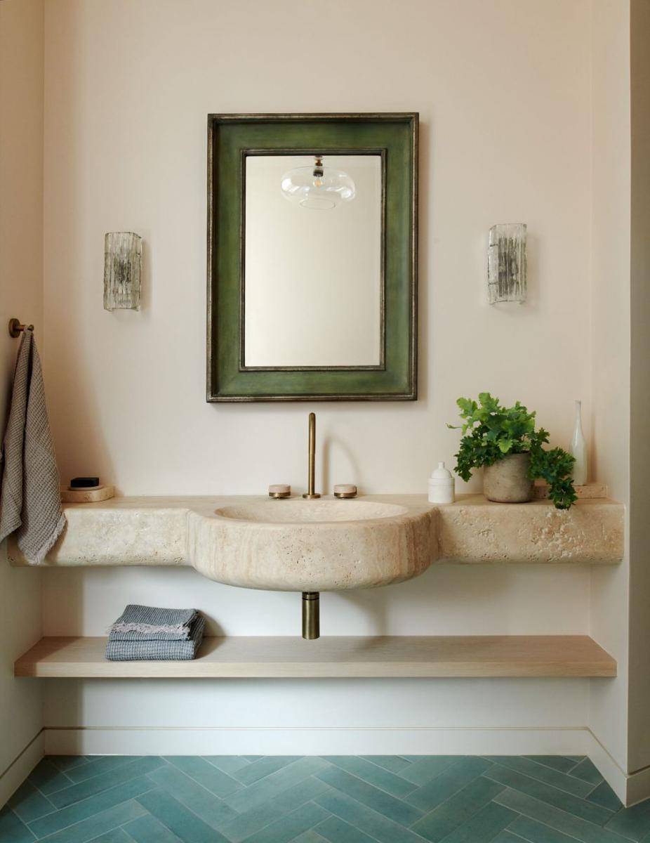 Desain kamar mandi bernuansa beige (homesandgardens.com)