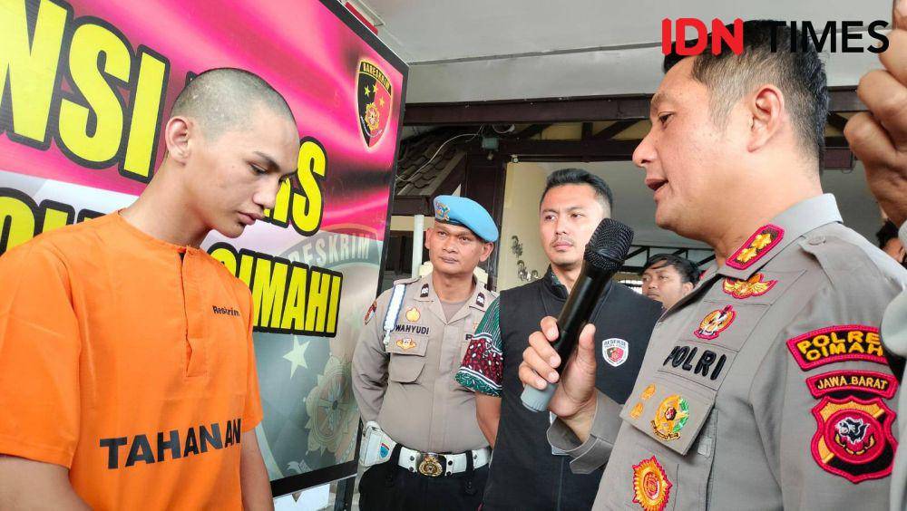 Kapolres Cimahi AKBP Aldi Subartono Mengintrogasi Tersangka Pembacokan. (Bangkit Rizki/IDN Times)