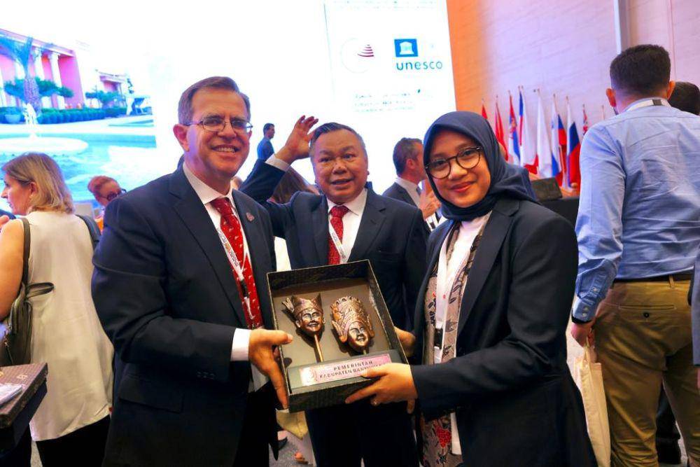 Bupati Banyuwangi saat bertemu Presiden Global Geoparks Network, Nickolas Zouros didampingi oleh Dubes RI untuk Maroko, Hasrul Azwar. (Dok. Banyuwangi)