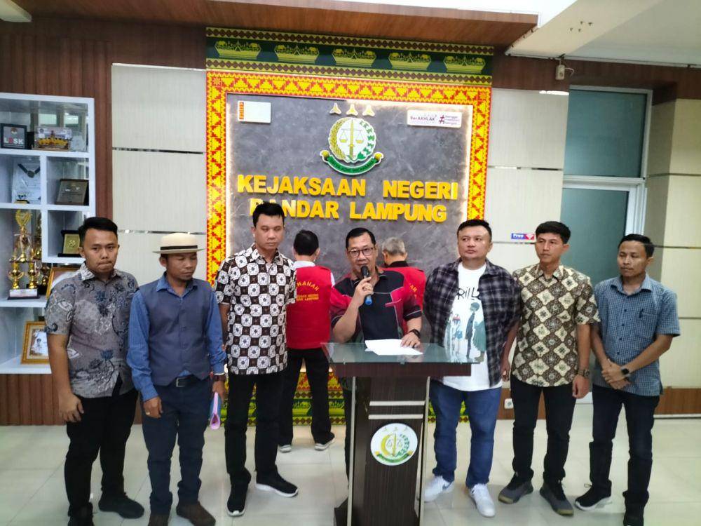 Konferensi pers penetapan 3 tersangka korupsi pengadaan kontainer DLH Bandar Lampung. (IDN Times/Istimewa).