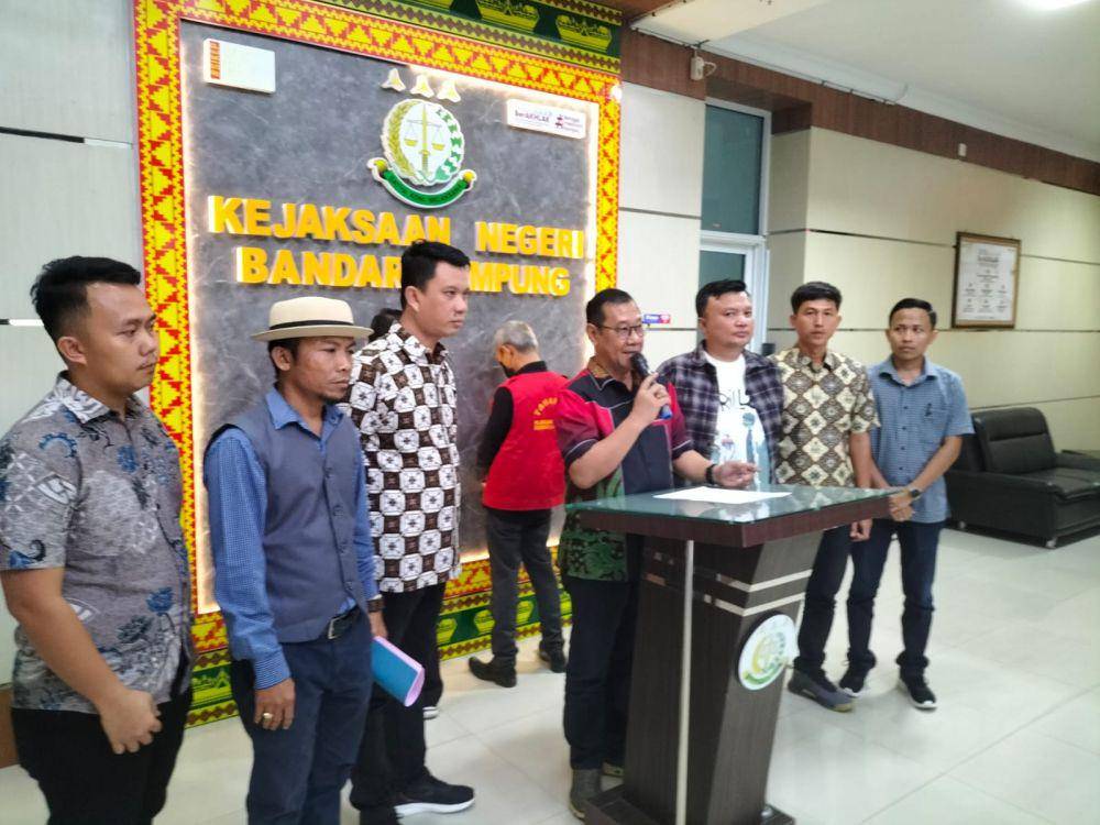 Konferensi pers penetapan 3 tersangka korupsi pengadaan kontainer DLH Bandar Lampung. (IDN Times/Istimewa).
