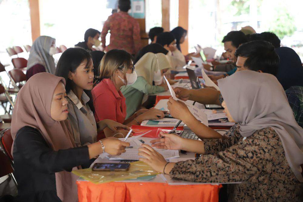 Daftar ulang penerima beasiswa pemuda tangguh. (Dok. Diskominfo Kota Surabaya)