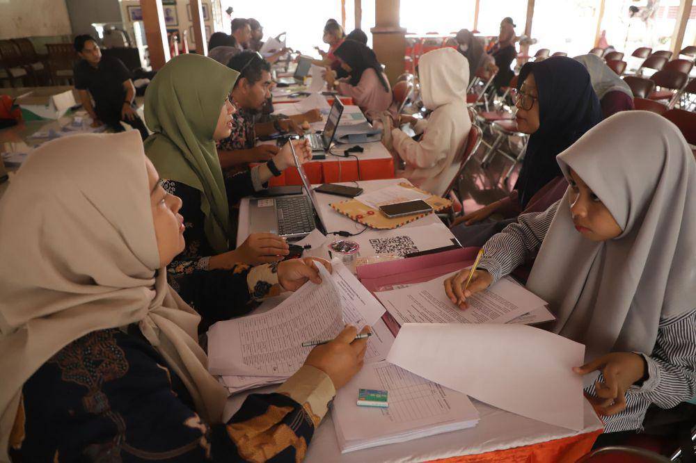 Daftar ulang penerima beasiswa pemuda tangguh. (Dok. Diskominfo Kota Surabaya)