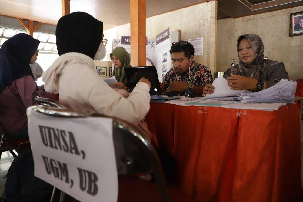 Daftar ulang penerima beasiswa pemuda tangguh. (Dok. Diskominfo Kota Surabaya)