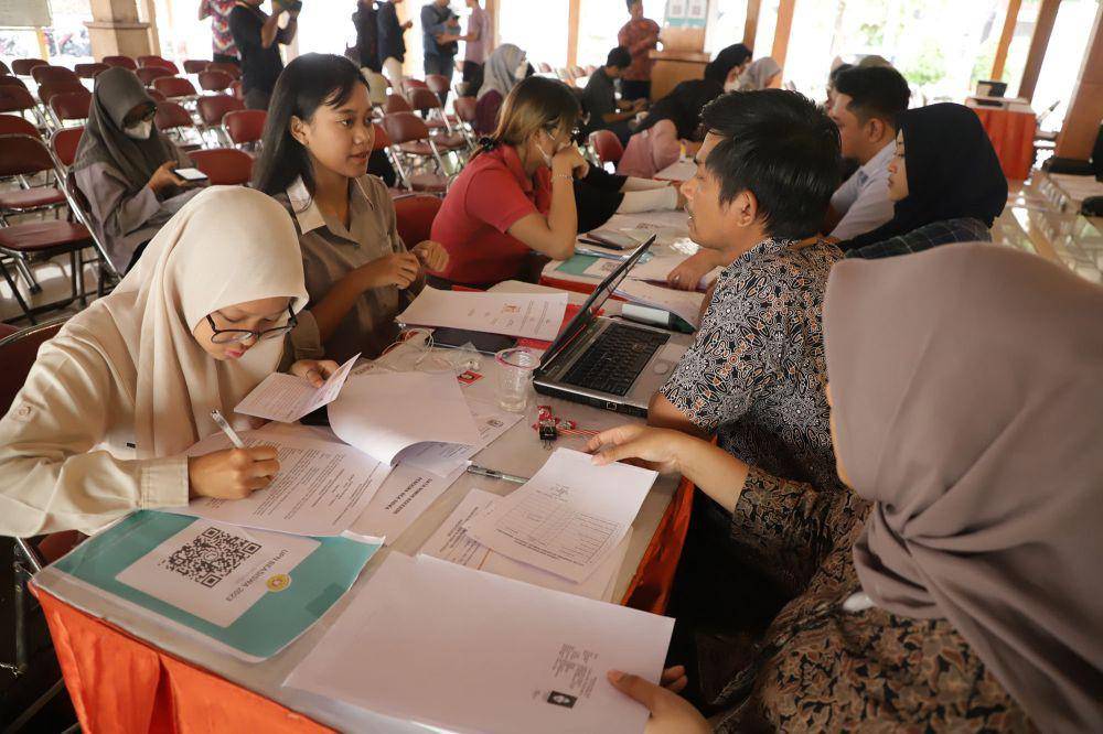 Daftar ulang penerima beasiswa pemuda tangguh. (Dok. Diskominfo Kota Surabaya)