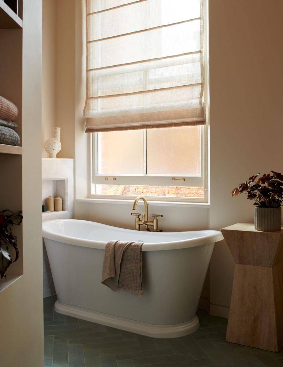 Desain kamar mandi bernuansa beige (homesandgardens.com)
