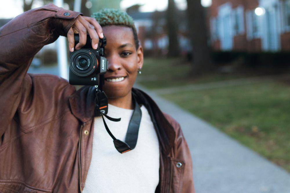 ilustrasi wanita memegang kamera (unsplash.com/Jakayla Toney)