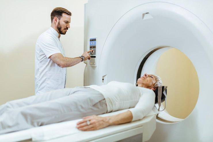 ilustrasi CT scan (freepik.com/Drazen Zigic)