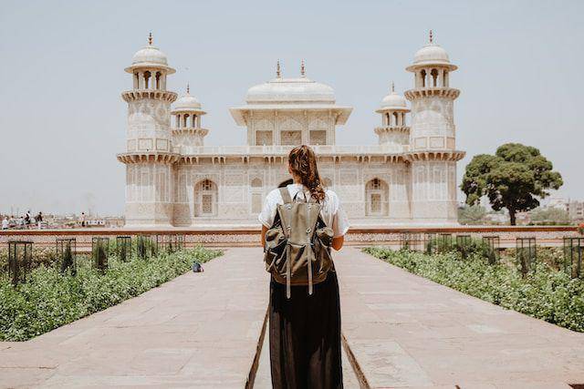 ilustrasi solo traveler (unsplash.com/Rifath @photoripey)
