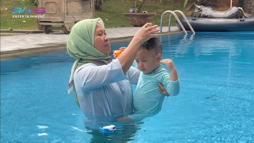 potret Rayyanza saat belajar berenang (dok.youtube.com/RansEntertainment)