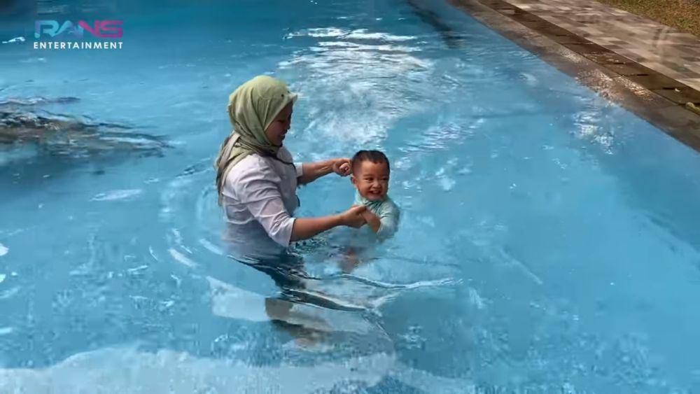 potret Rayyanza saat belajar berenang (dok.youtube.com/RansEntertainment)