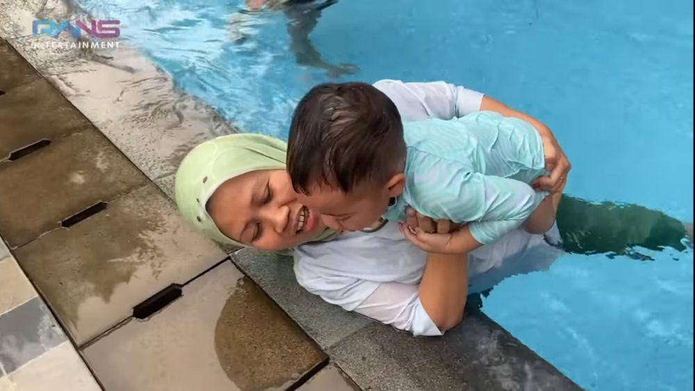 potret Rayyanza saat belajar berenang (dok.youtube.com/RansEntertainment)