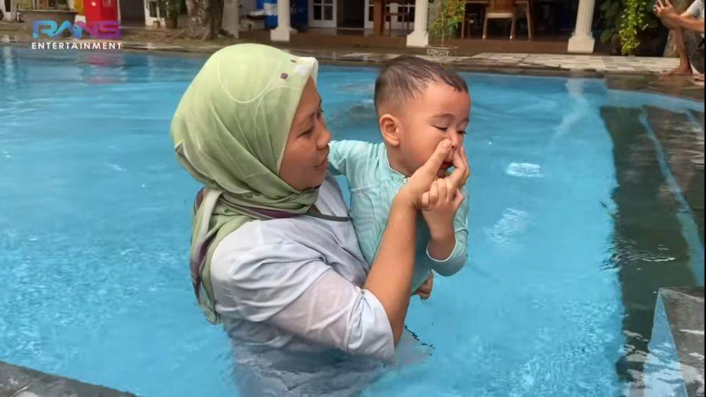 potret Rayyanza saat belajar berenang (dok.youtube.com/RansEntertainment)