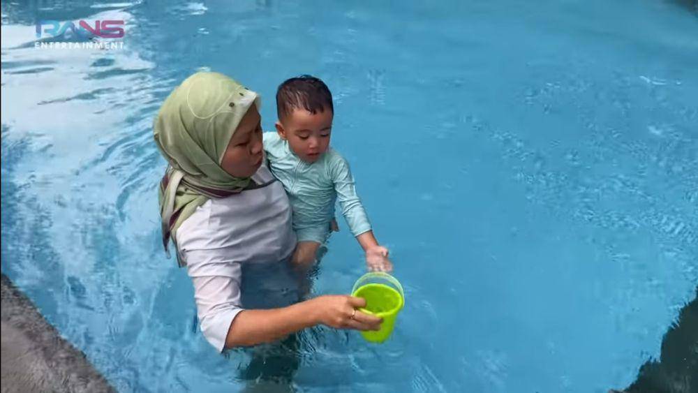 potret Rayyanza saat belajar berenang (dok.youtube.com/RansEntertainment)