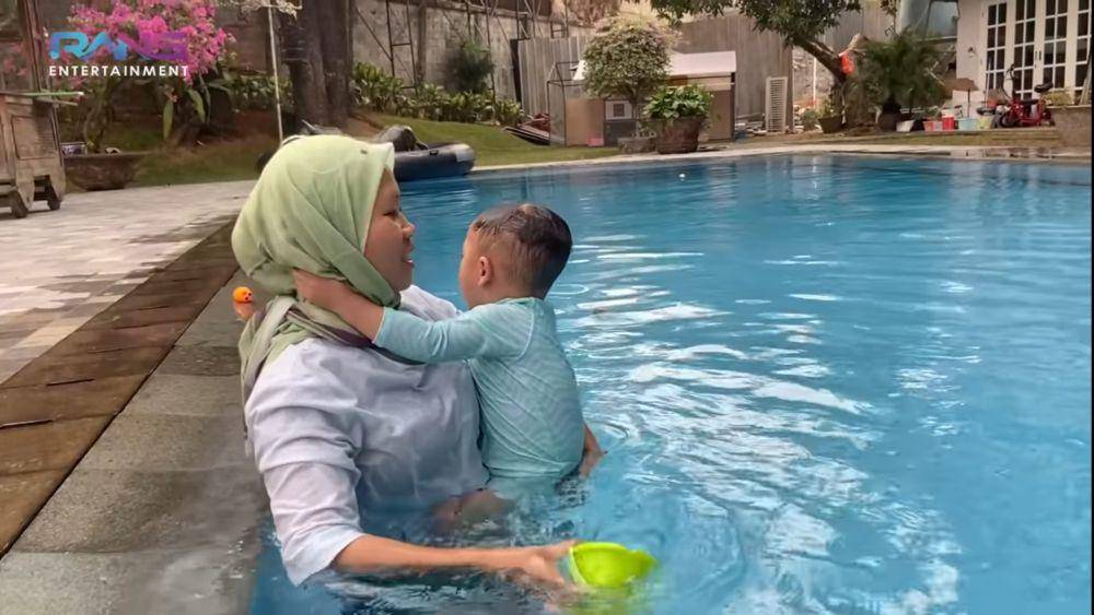 potret Rayyanza saat belajar berenang (dok.youtube.com/RansEntertainment)
