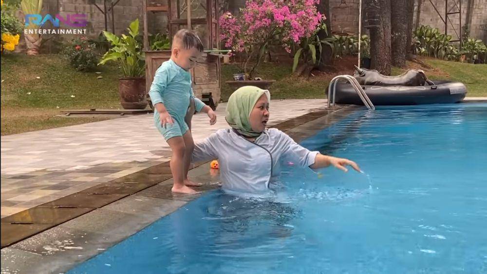 potret Rayyanza saat belajar berenang (dok.youtube.com/RansEntertainment)