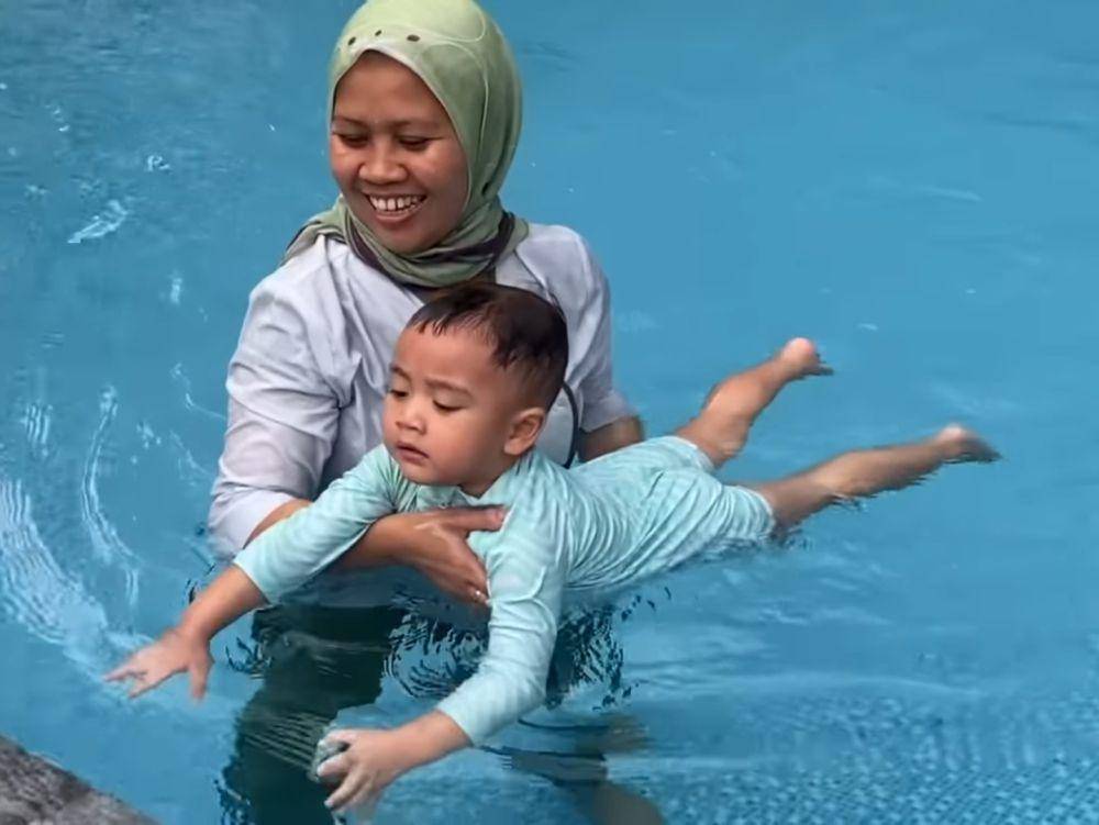 potret Rayyanza saat belajar berenang (dok.youtube.com/RansEntertainment)