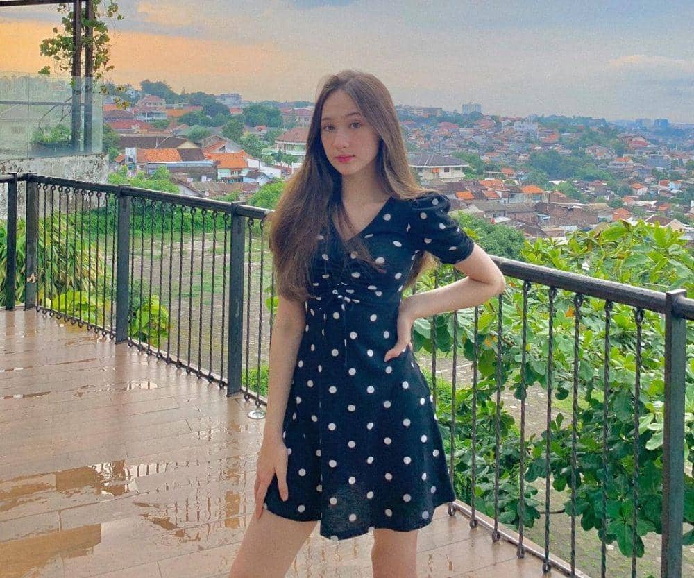 ide outfit dress ala Laura Moane (instagram.com/its_lauramoane2)