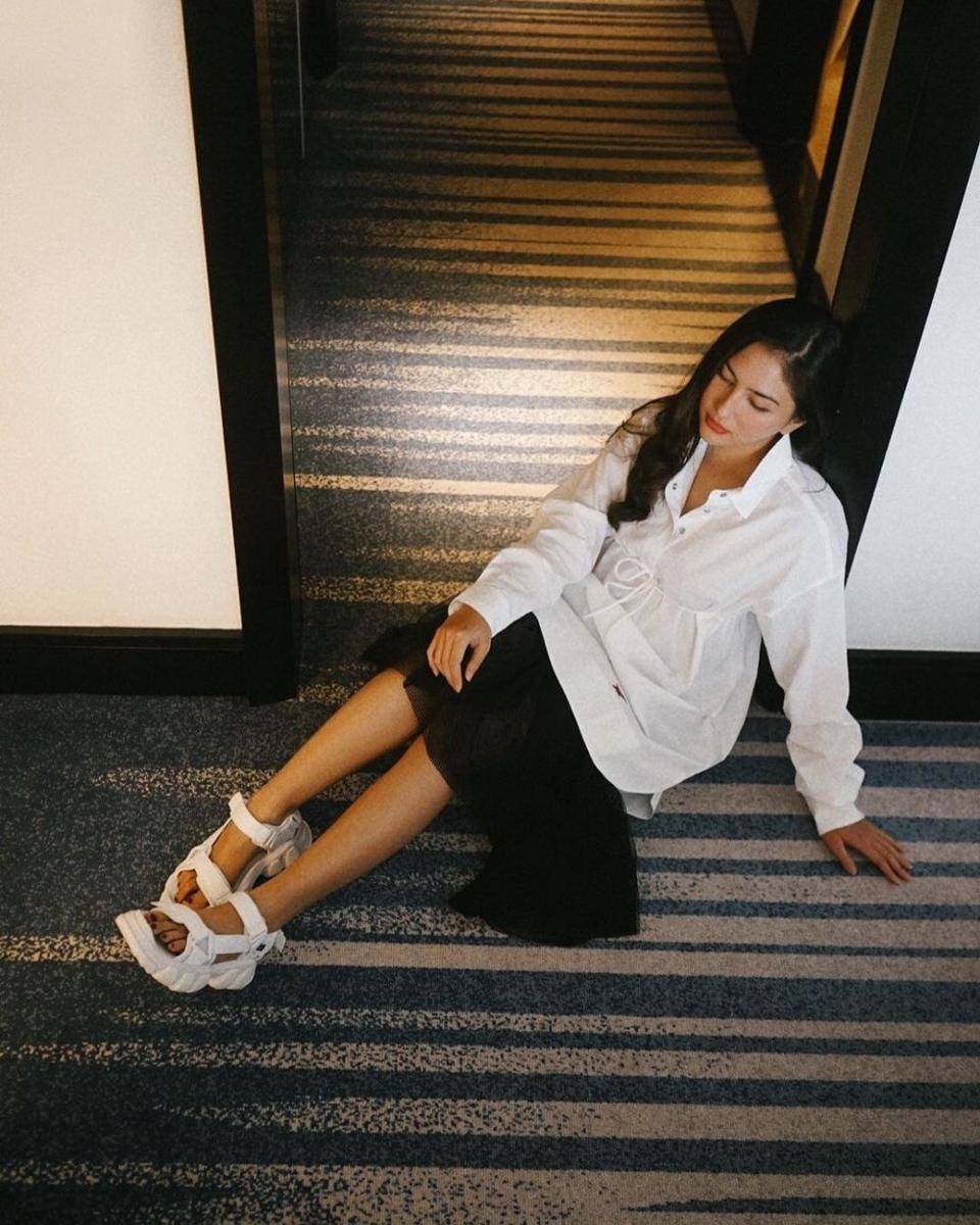 outfit monokrom Jessica Mila (instagram.com/jscmila/)