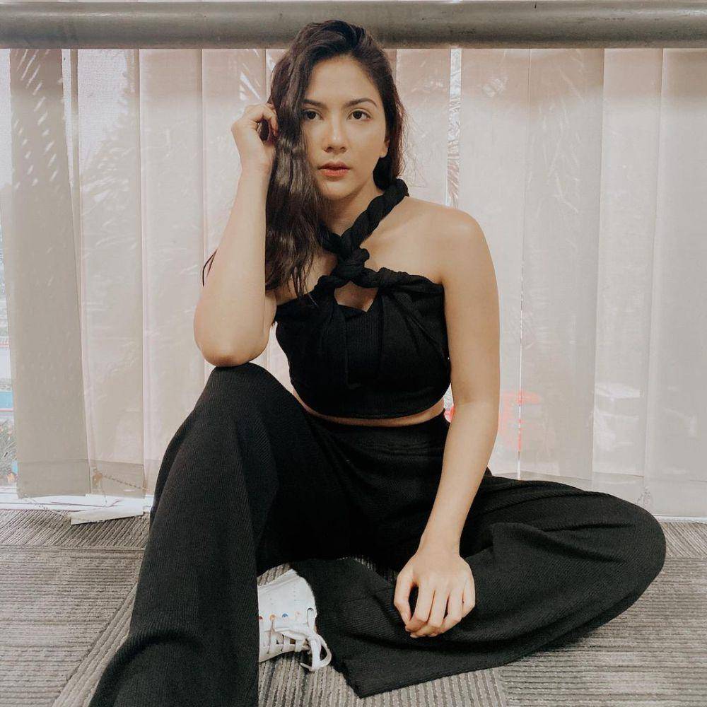 outfit monokrom Jessica Mila (instagram.com/jscmila/)