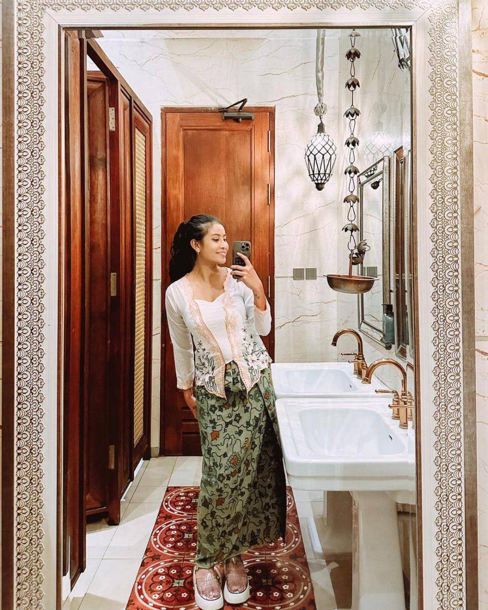 ide mix and match rok lilit ala Karin Novilda (instagram.com/narinkovilda)
