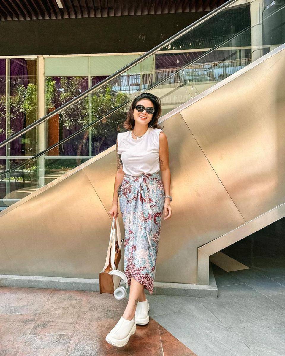 ide mix and match rok lilit ala Karin Novilda (instagram.com/narinkovilda)