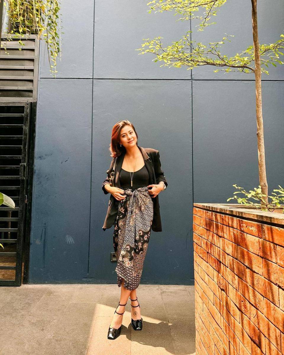ide mix and match rok lilit ala Karin Novilda (instagram.com/narinkovilda)
