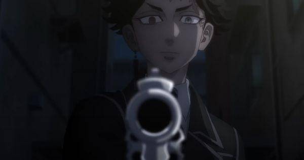 Kakucho menodongkan pistolnya ( Dok. @animetoman/Tokyo Revengers S3 )