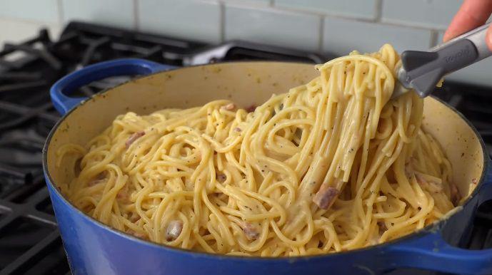 Resep Spaghetti Carbonara Porsi Pesta dalam 25 Menit