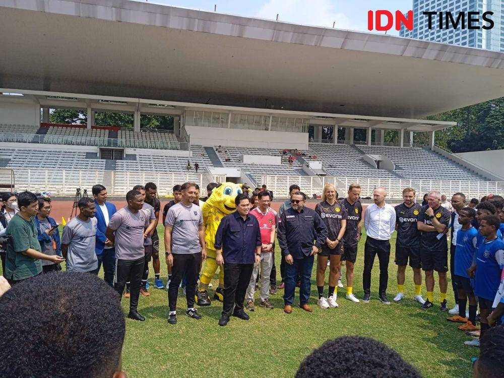 Pelatihan dari legenda Dortmund untuk anak-anak Papua. (IDN Times/Sandy Firdaus)
