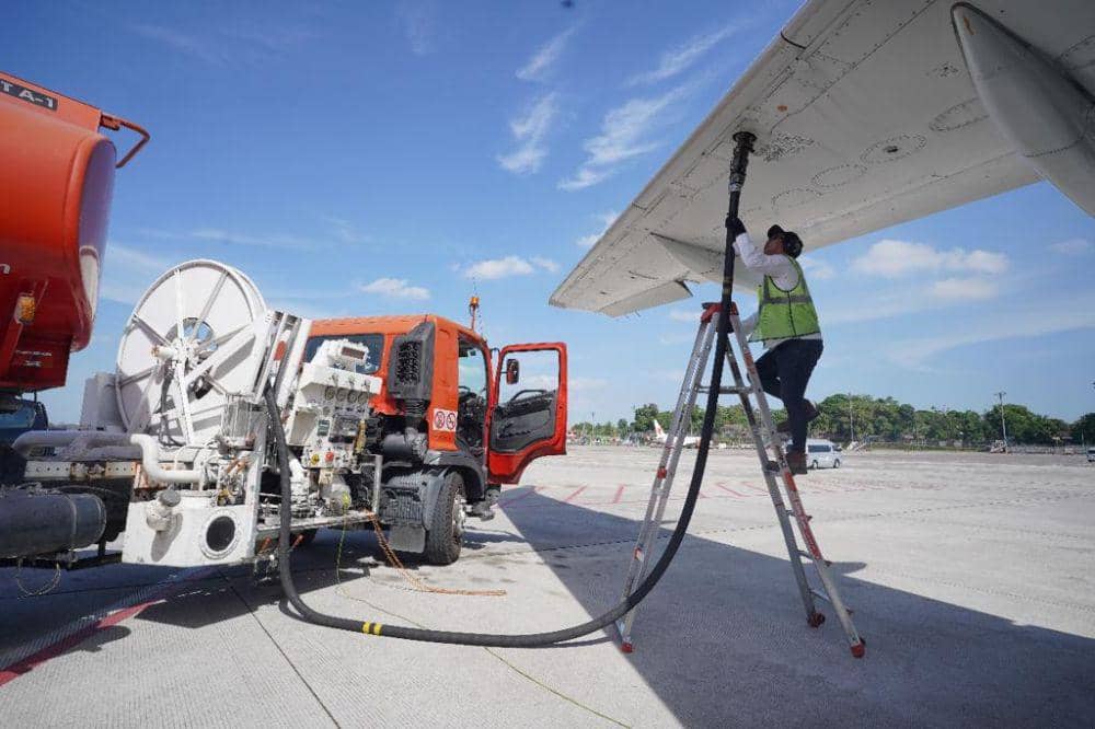 Ilustrasi pengisian bahan bakar pesawat avtur Pertamina. (Dok. Istimewa)