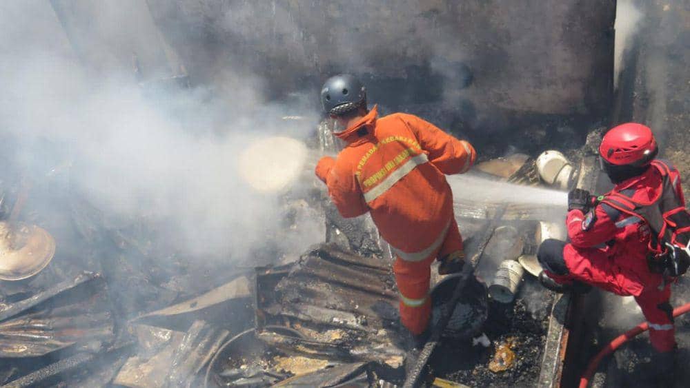 Sebanyak 7 unit bangunan di Jalan Barukang, lorong 15, Kecamatan Ujung Tanah, Kota Makassar, hangus terbakar, pada Jumat (8/9/2023). Dok. IDN Times/Damkar Makasssar
