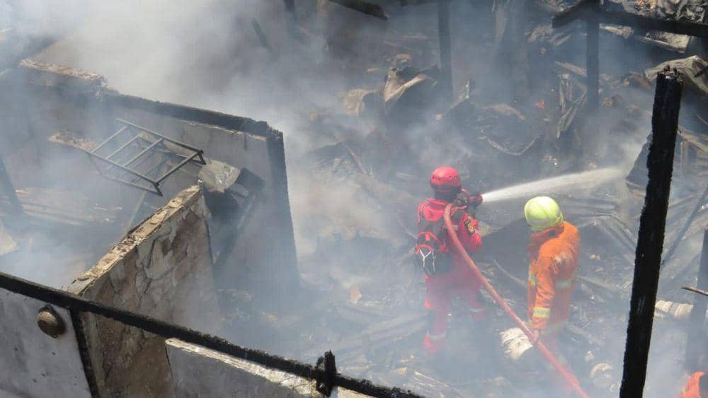 Sebanyak 7 unit bangunan di Jalan Barukang, lorong 15, Kecamatan Ujung Tanah, Kota Makassar, hangus terbakar, pada Jumat (8/9/2023). Dok. IDN Times/Damkar Makasssar