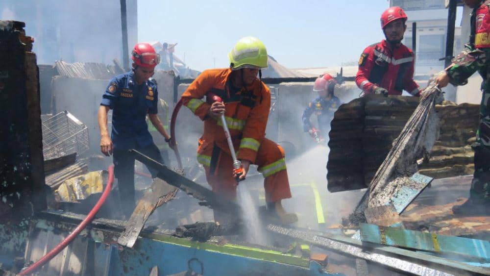 Sebanyak 7 unit bangunan di Jalan Barukang, lorong 15, Kecamatan Ujung Tanah, Kota Makassar, hangus terbakar, pada Jumat (8/9/2023). Dok. IDN Times/Damkar Makasssar